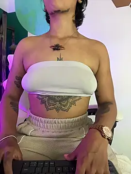 Snapshot of LollaByer chatting on December 17, 2025, 9:32 pm LollaByer online show from December 17, 2025, 9:32 pm