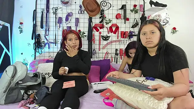 Snapshot of thedream_girls chatting on June 2, 2026, 1:02 pm thedream girls online show from June 2, 2026, 1:02 pm