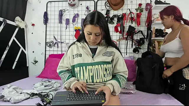 Snapshot of thedream_girls chatting on June 26, 2026, 1:04 pm thedream girls online show from June 26, 2026, 1:04 pm