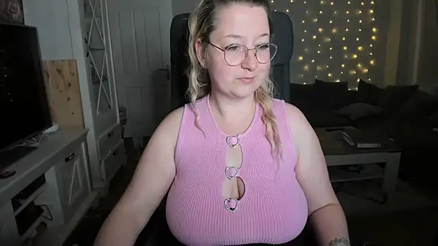 Lillyloo  online show from November 8, 2025, 7:56 pm