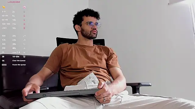 Snapshot of andrewChris_ chatting on October 28, 2025, 2:31 pm andrewChris online show from October 28, 2025, 2:31 pm