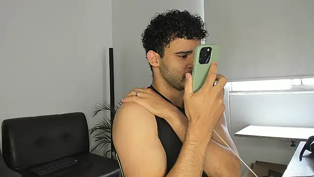 Snapshot of andrewChris_ chatting on November 6, 2025, 2:07 pm andrewChris online show from November 6, 2025, 2:07 pm