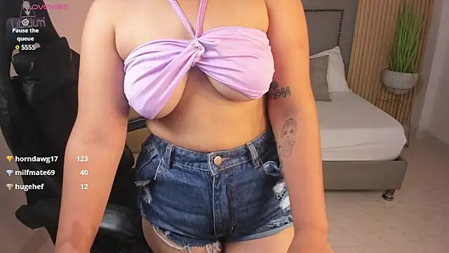 Snapshot of aurora_johnson_ chatting on January 11, 2025, 8:43 am aurora johnson online show from January 11, 2025, 8:43 am