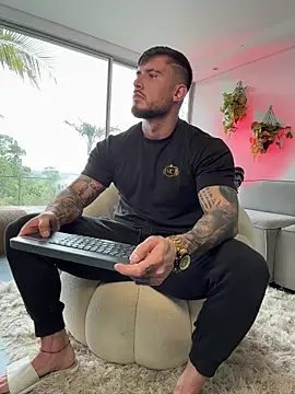 DimitriSullivan  online show from December 4, 2025, 1:42 pm