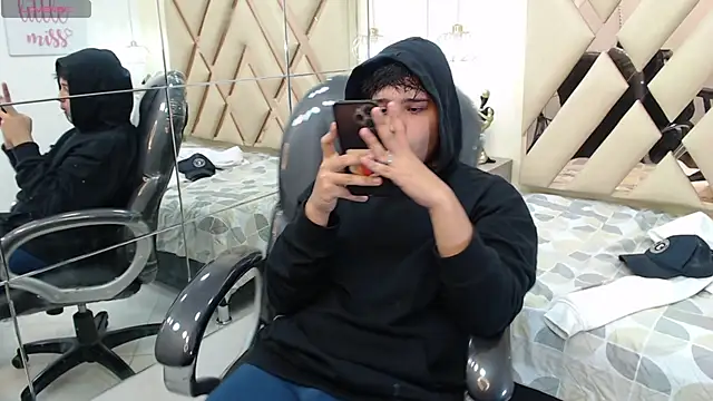 Snapshot of AndrewPherson chatting on January 8, 2025, 4:22 pm AndrewPherson online show from January 8, 2025, 4:22 pm