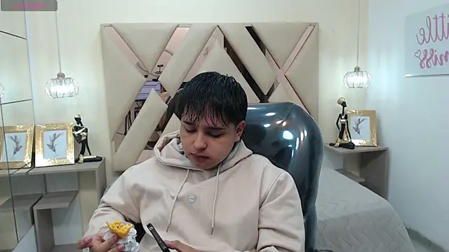 Snapshot of AndrewPherson chatting on January 14, 2025, 12:24 pm AndrewPherson online show from January 14, 2025, 12:24 pm