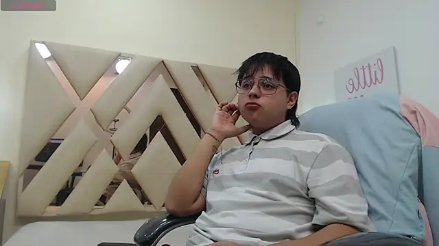 Snapshot of AndrewPherson chatting on January 27, 2025, 12:37 pm AndrewPherson online show from January 27, 2025, 12:37 pm