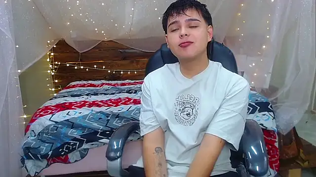 Snapshot of AndrewPherson chatting on March 7, 2025, 12:23 pm AndrewPherson online show from March 7, 2025, 12:23 pm