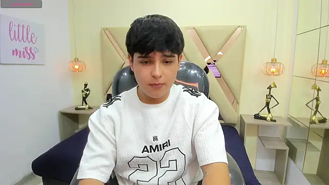 Snapshot of AndrewPherson chatting on April 11, 2026, 1:37 pm AndrewPherson online show from April 11, 2026, 1:37 pm