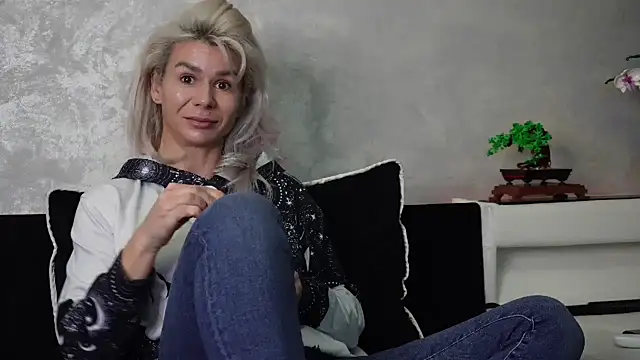 Snapshot of SquirtyFit_Devil chatting on February 16, 2025, 4:21 pm SquirtyFit Devil online show from February 16, 2025, 4:21 pm