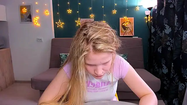 Snapshot of Xloe_Queen chatting on March 1, 2025, 11:06 am Xloe Queen online show from March 1, 2025, 11:06 am