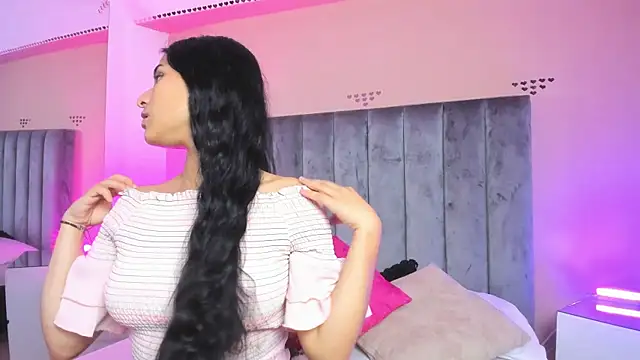 Giselle Roldan online show from December 5, 2025, 4:21 am