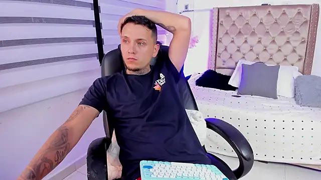 Snapshot of dann_torres chatting on December 5, 2024, 7:05 am dann torres online show from December 5, 2024, 7:05 am