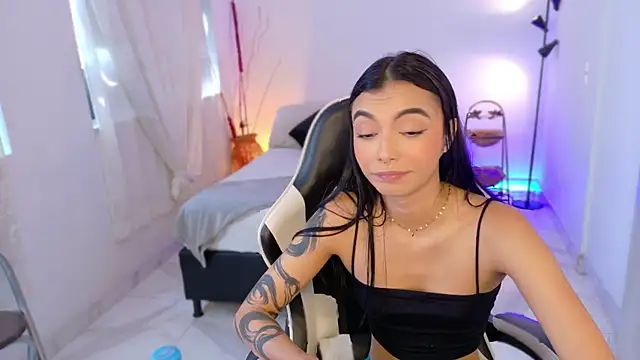 Snapshot of AnabelWolf chatting on November 11, 2025, 3:23 pm AnabelWolf online show from November 11, 2025, 3:23 pm