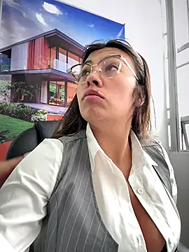 Snapshot of LIZ-06_ chatting on December 2, 2025, 1:28 pm LIZ-06 online show from December 2, 2025, 1:28 pm