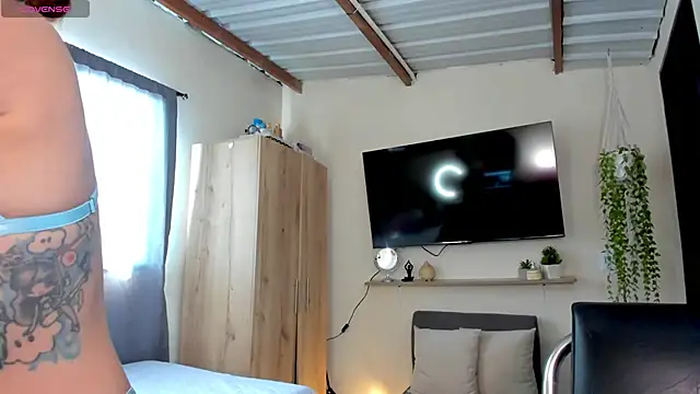 sofiaVelez01 online show from February 4, 2026, 6:58 pm