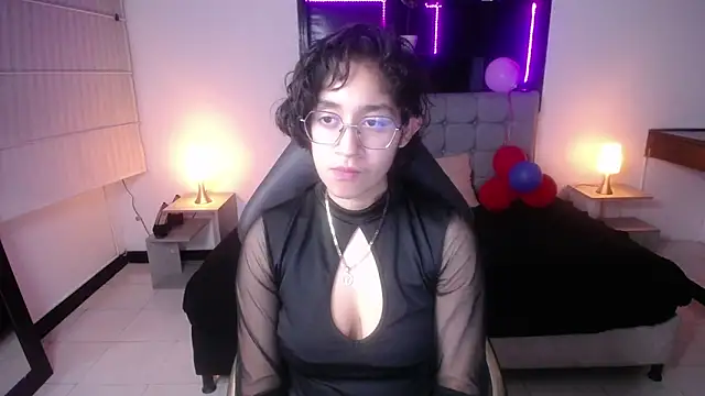 Lili Gomez  online show from March 3, 2025, 12:58 pm