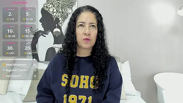 Adelesmithh online show from February 4, 2025, 2:43 pm