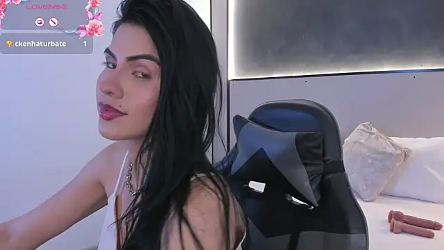 stephanya  online show from April 17, 2026, 9:29 pm