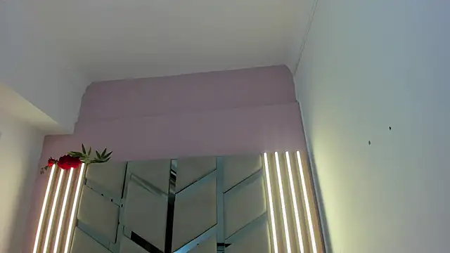 victoriamoon-01 online show from October 1, 2025, 8:37 pm
