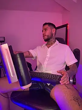 Snapshot of Junihn0 chatting on December 16, 2025, 8:19 am Junihn0 online show from December 16, 2025, 8:19 am