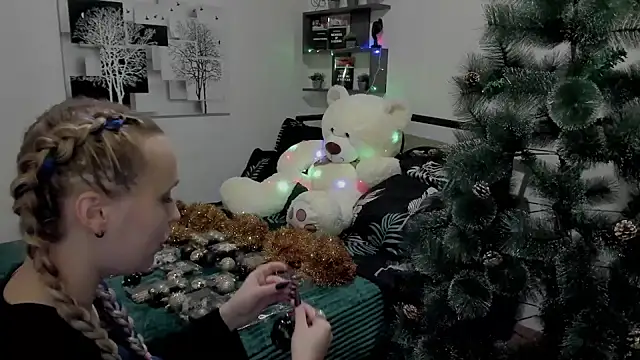 LinaTruly online show from December 14, 2024, 7:14 pm