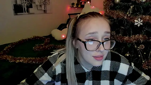 LinaTruly online show from December 23, 2024, 11:06 pm