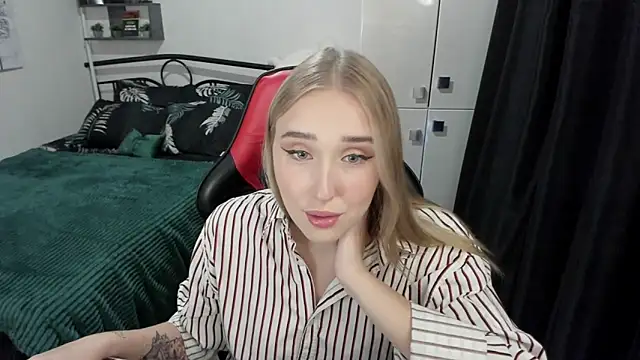 LinaTruly online show from September 17, 2025, 8:54 pm