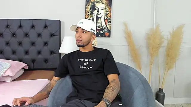 Snapshot of Robin_Rief chatting on February 2, 2025, 3:32 am Robin Rief online show from February 2, 2025, 3:32 am