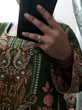 Snapshot of Haniya-143 chatting on October 26, 2025, 1:06 pm Haniya-143 online show from October 26, 2025, 1:06 pm