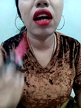 Snapshot of Haniya-143 chatting on December 14, 2025, 10:25 pm Haniya-143 online show from December 14, 2025, 10:25 pm