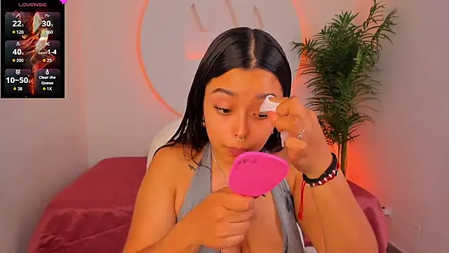 Ariana Pierce online show from December 15, 2025, 12:31 pm