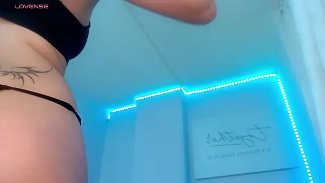 Snapshot of cami_fire chatting on December 18, 2024, 11:08 pm cami fire online show from December 18, 2024, 11:08 pm