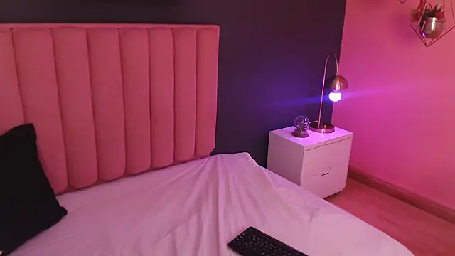 CrystalWoods94 online show from November 30, 2025, 3:49 pm