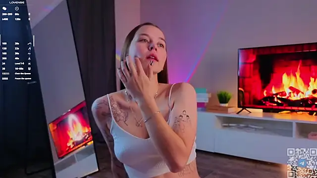 Snapshot of FalineDowlen chatting on November 26, 2025, 1:39 am FalineDowlen online show from November 26, 2025, 1:39 am