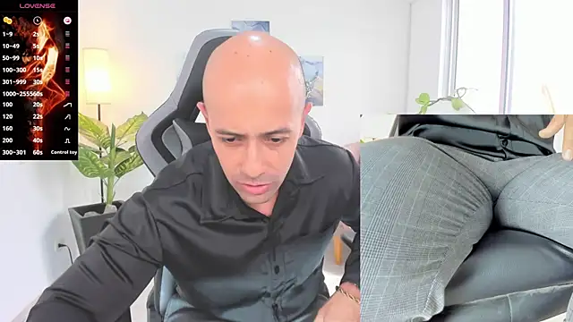 Snapshot of ryan_master_ chatting on January 2, 2025, 4:13 pm ryan master online show from January 2, 2025, 4:13 pm