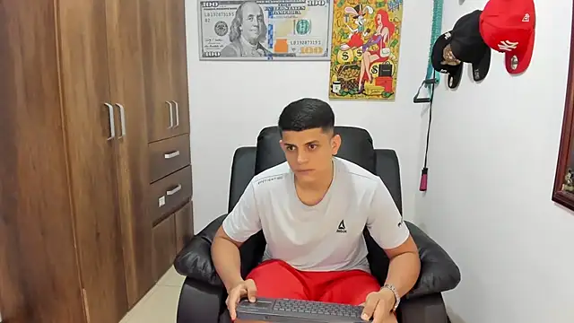 Snapshot of boss_of_cash chatting on October 1, 2025, 12:05 am boss of cash online show from October 1, 2025, 12:05 am