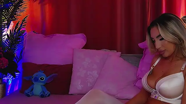 FelyJolie online show from April 16, 2026, 7:42 am