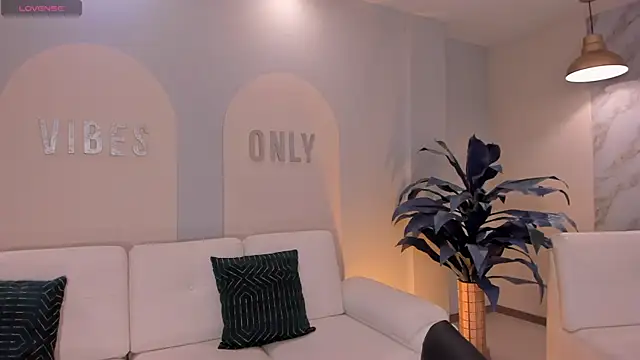 MiaFarrell  online show from April 14, 2026, 6:14 pm