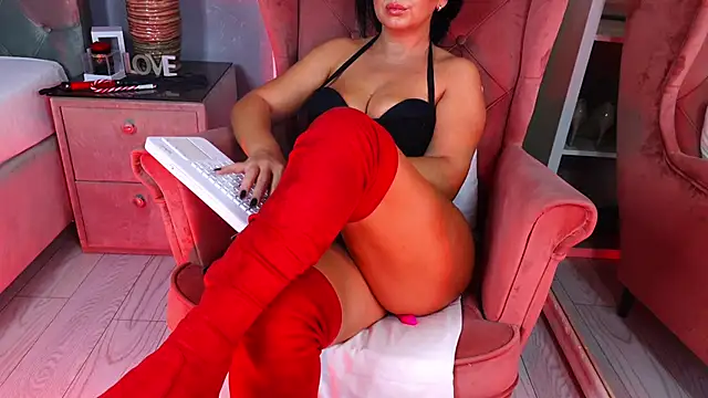 Snapshot of AQueenMonica chatting on November 10, 2025, 4:33 am AQueenMonica online show from November 10, 2025, 4:33 am