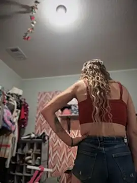 Snapshot of PrettiPluto chatting on December 14, 2025, 2:33 pm PrettiPluto online show from December 14, 2025, 2:33 pm