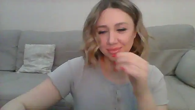 Snapshot of VickyLove047 chatting on March 18, 2025, 3:53 am VickyLove047 online show from March 18, 2025, 3:53 am