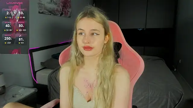 Snapshot of Molly_Toads chatting on December 24, 2024, 7:39 am Molly Toads online show from December 24, 2024, 7:39 am