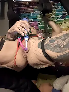 MommyMisfit online show from December 19, 2025, 1:01 am