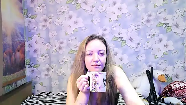 Snapshot of KattyLuuu chatting on October 24, 2025, 9:11 pm KattyLuuu online show from October 24, 2025, 9:11 pm