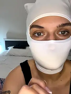 Nikki Hoee online show from November 15, 2025, 1:40 pm