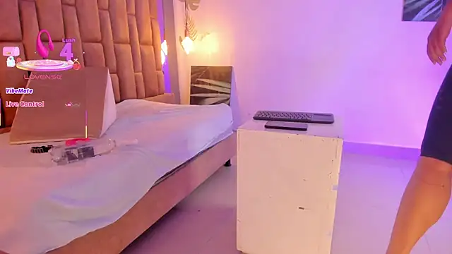 victoriaroyce1 online show from October 30, 2025, 1:12 pm