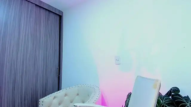 Snapshot of Sara_Leblanc chatting on October 28, 2025, 4:20 pm Sara Leblanc online show from October 28, 2025, 4:20 pm