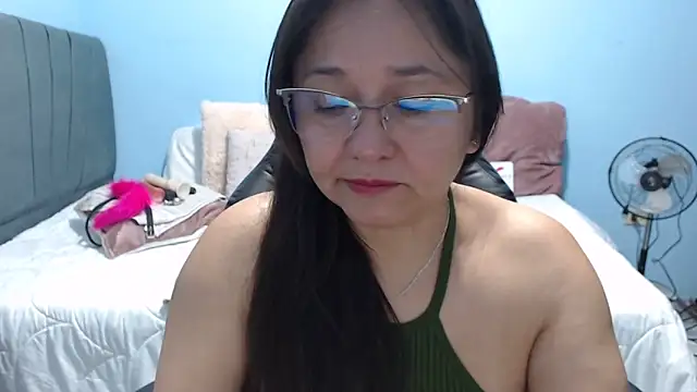 Snapshot of AngelRouss chatting on June 13, 2026, 12:52 am AngelRouss online show from June 13, 2026, 12:52 am