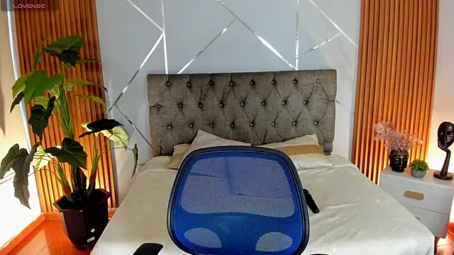 Snapshot of charlottee_white chatting on November 6, 2025, 9:37 pm charlottee white online show from November 6, 2025, 9:37 pm